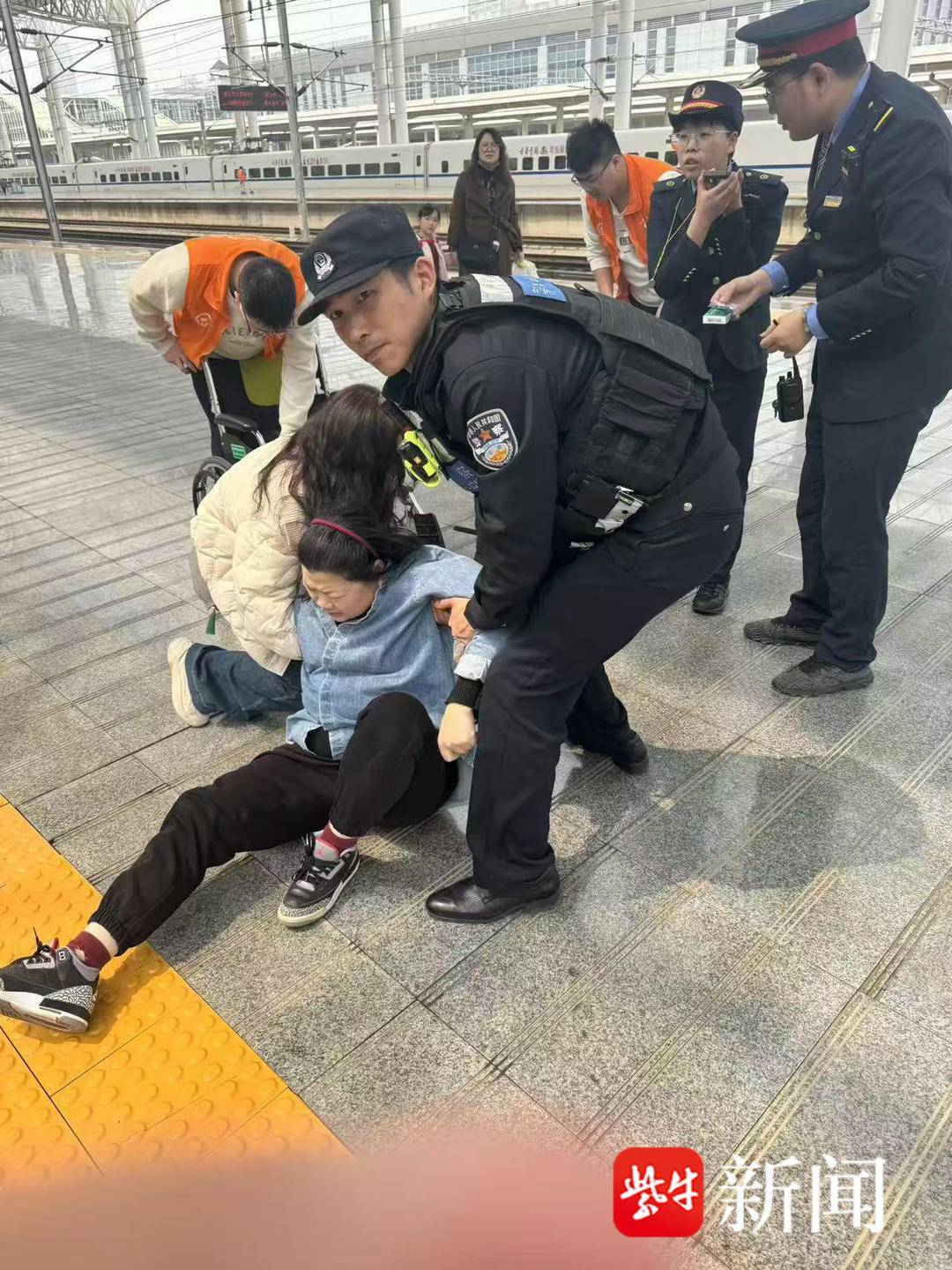 旅客突发腹痛倒地，铁路镇江站多方联动救助转危为安