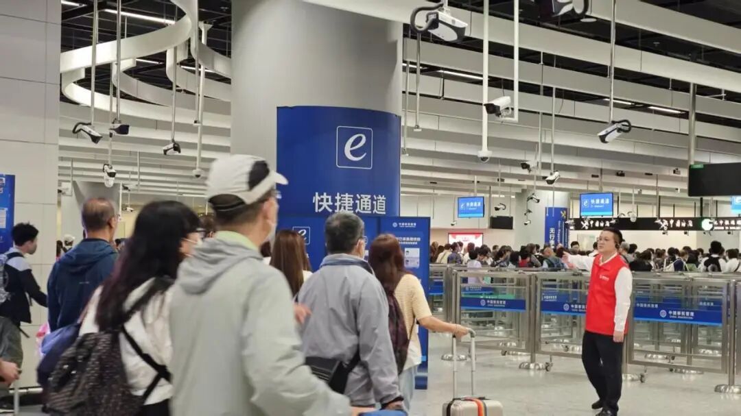 深圳各口岸全是人人人人人……今明客流或将达历史峰值，附错峰指南→