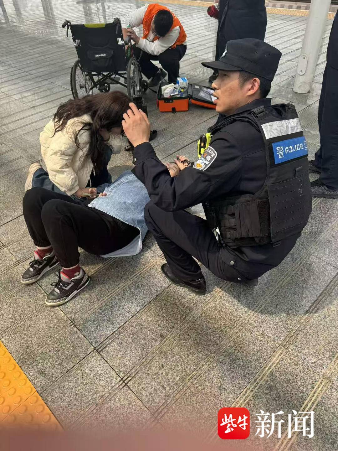 旅客突发腹痛倒地，铁路镇江站多方联动救助转危为安