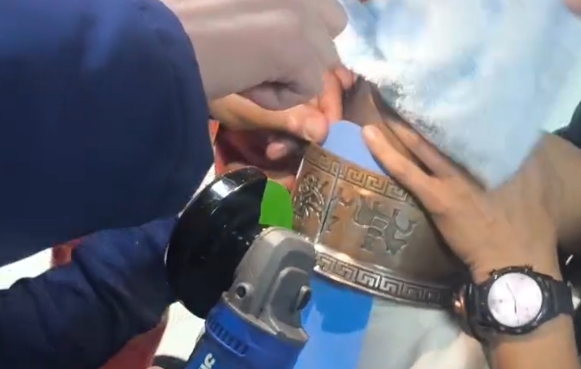 又双叒叕卡了！火锅底座成“紧箍咒”，消防员一招解围