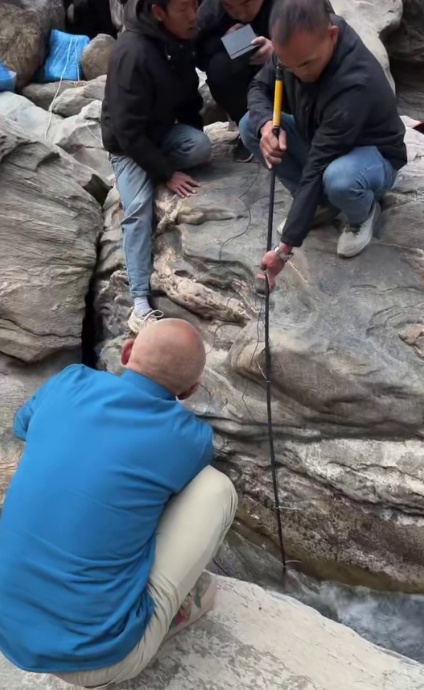 云南虎跳峡“发疯石”男子坠江身亡，救援细节披露