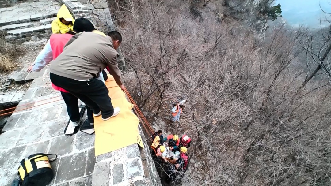 北京突发：女子爬野长城 跌落10米摔伤