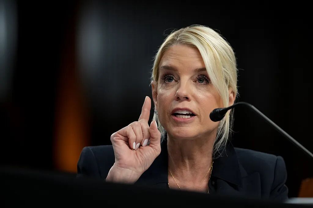 特朗普确认解职邦迪