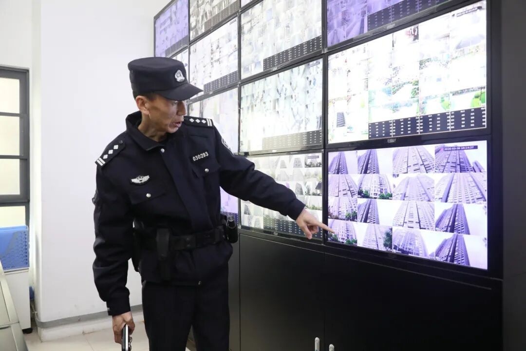 二十年前送他入狱，二十年后帮他“重生”