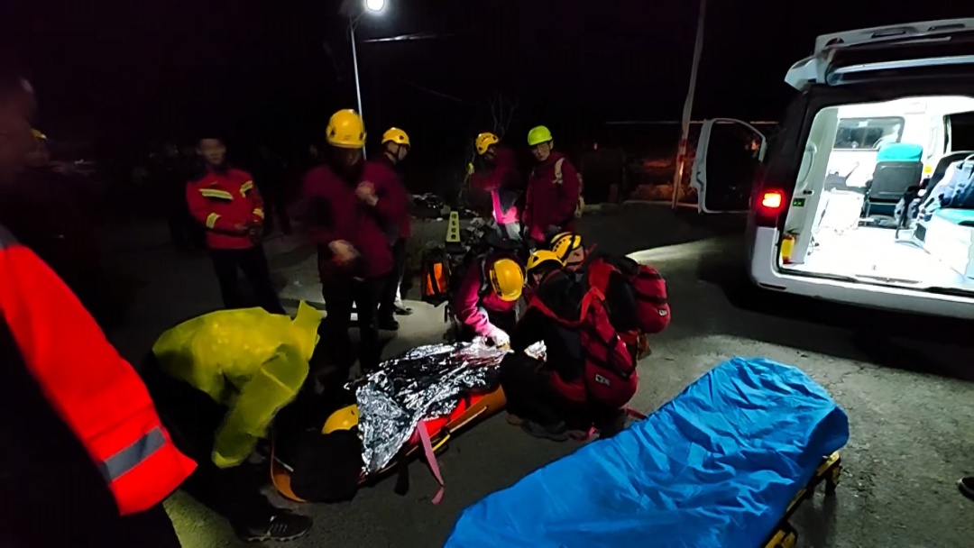 北京突发：女子爬野长城 跌落10米摔伤