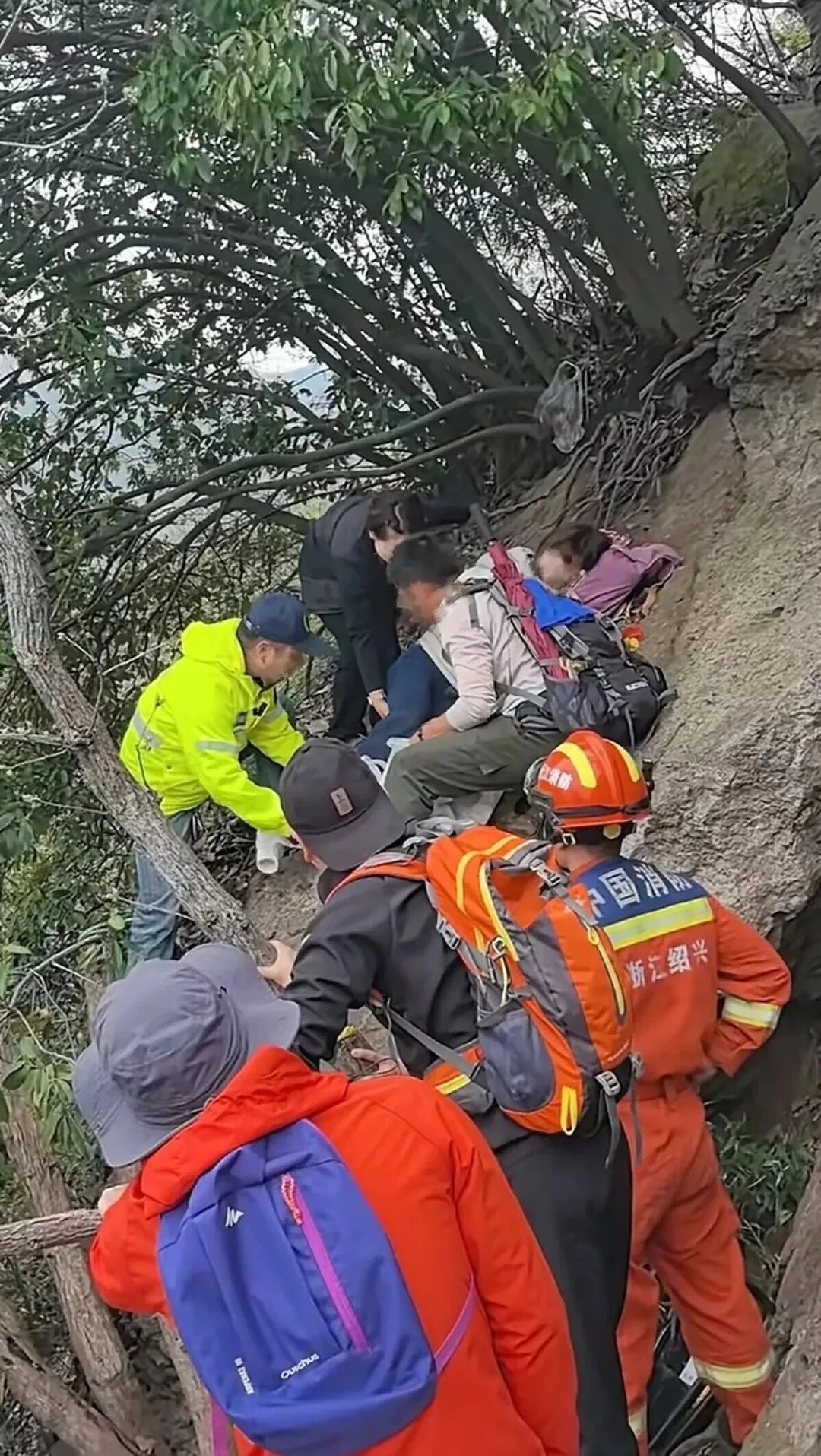 女子被目击在浙江绍兴香炉峰三生石上热舞，全程无任何防护措施，目击者：跳了约一分钟