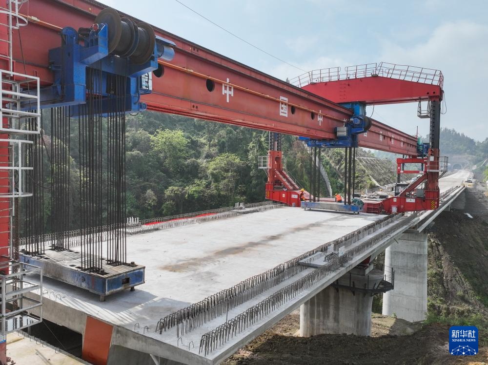 西渝高铁康渝段站前七标架梁施工完成