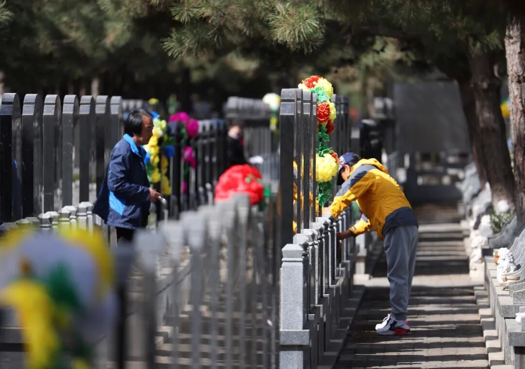 "我不愿意!"上海女子离婚后发现,名字被刻在前婆婆墓碑上…前夫:母亲遗愿