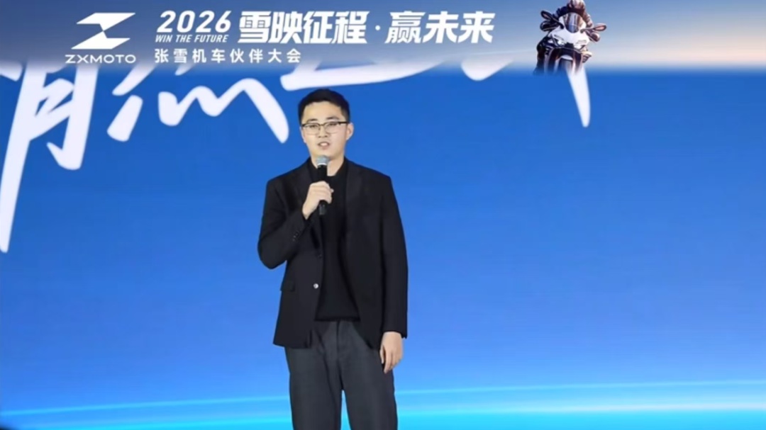 张雪背后的投资经理，是个浙江小伙；十年前自己接触摩托车，三次“小作文”打动张雪