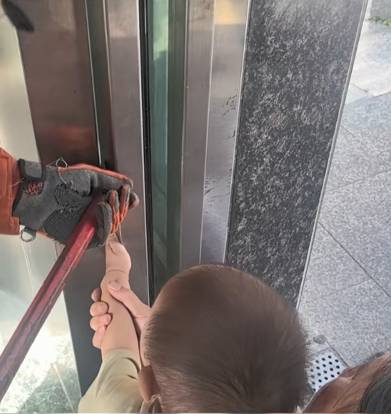 千万别再倚靠这个门，小心坠入“深渊”！