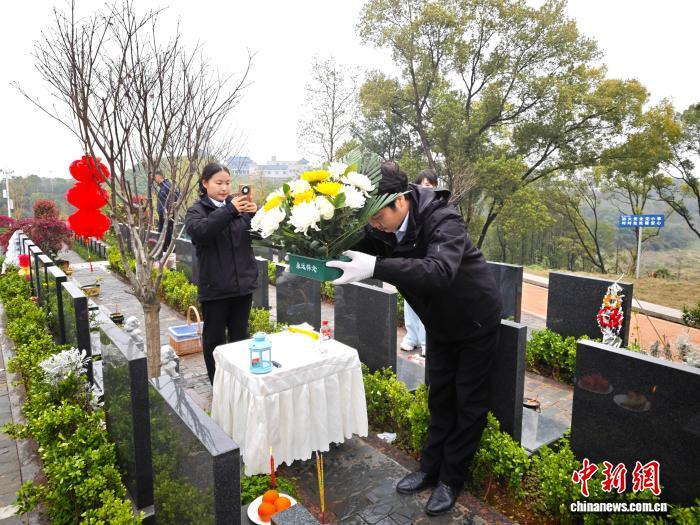 “代客祭扫”思故人，何以兼顾需求与伦理？