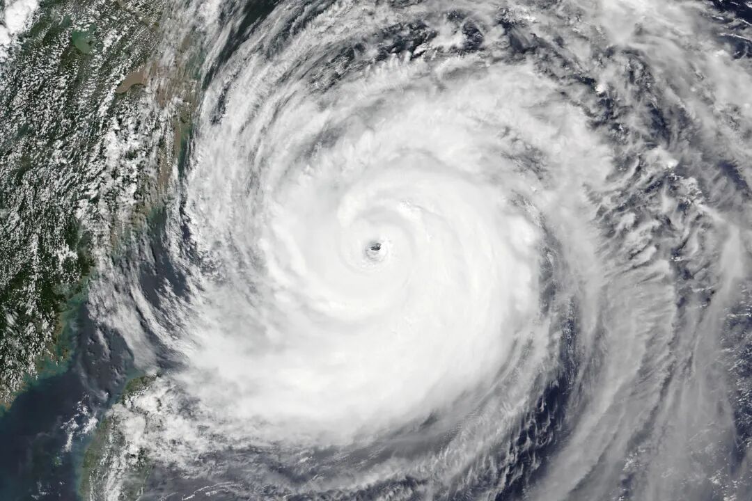 暴雨+8级狂风暴击！今夜起，深圳天气“大翻脸”！清明假期泡汤