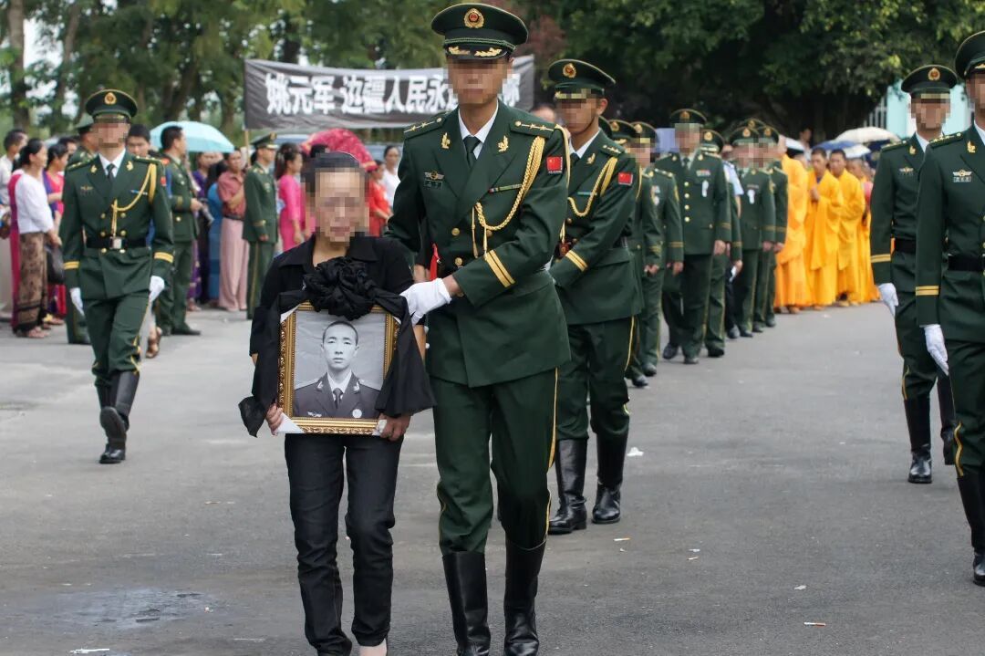 18岁缉毒烈士生命最后一刻，仍保持控制嫌犯姿势……