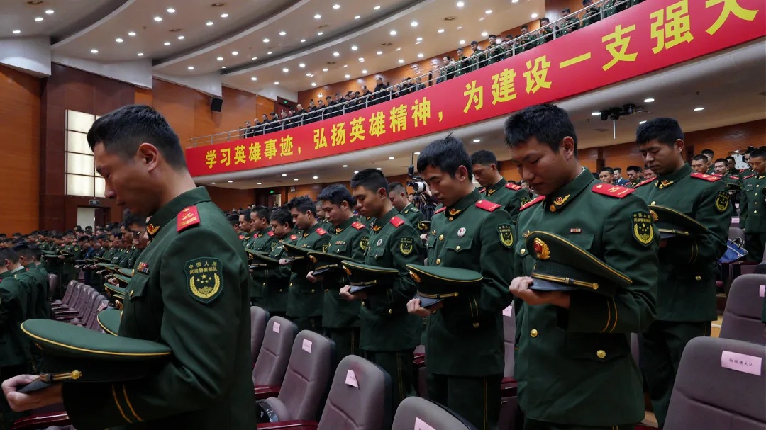 25岁海警烈士谯禾林牺牲时执法画面公开，被走私艇高速冲撞，受伤落水后壮烈牺牲