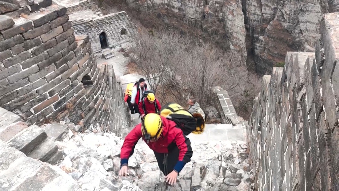 北京突发：女子爬野长城 跌落10米摔伤