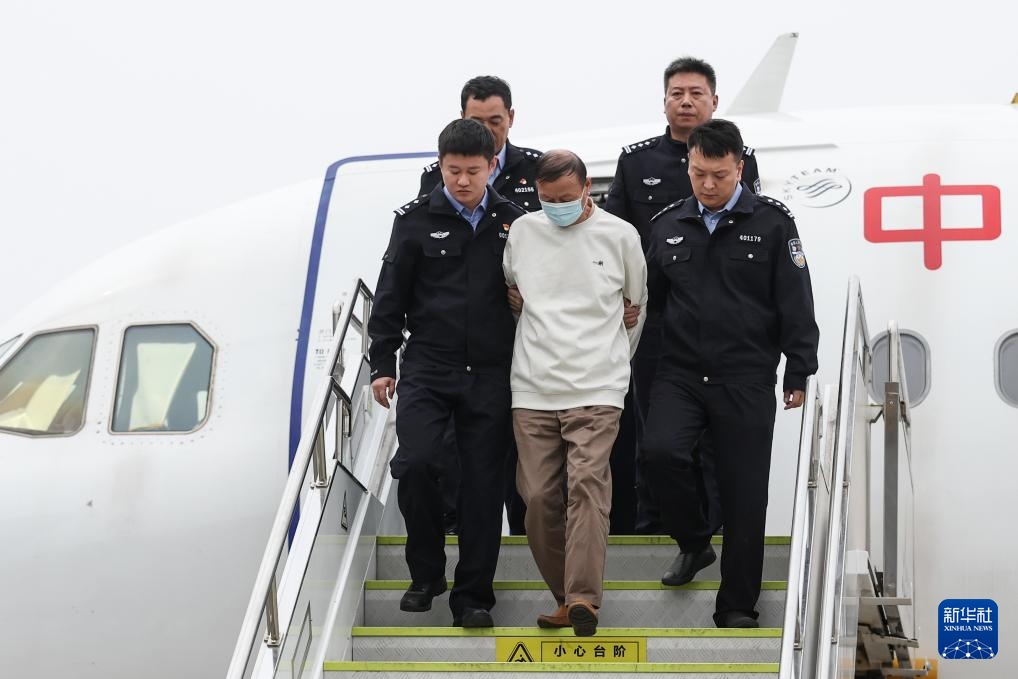 一名涉嫌贷款诈骗犯罪嫌疑人被押解回国