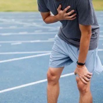 原来肺也会“漏气”，小伙打球后突发胸痛，医生提醒：这种急症瘦高小伙最易中招