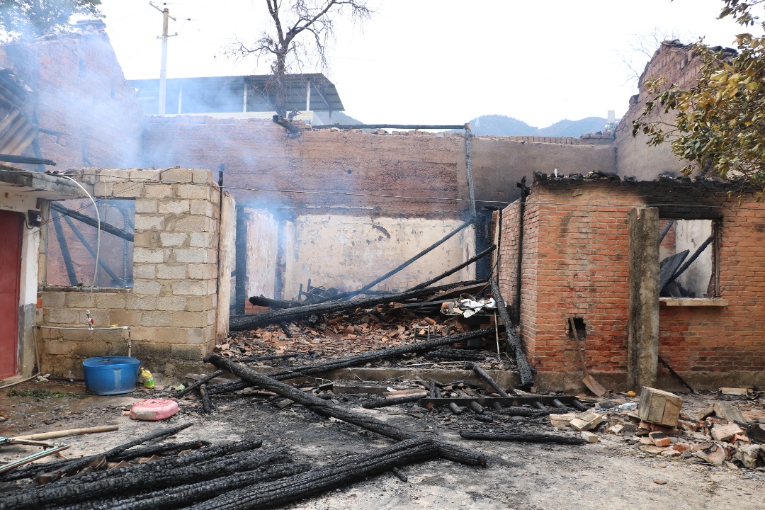 警惕！昆明一村民在家祭祖，结果蜡烛无人看守引燃纸钱等可燃物……