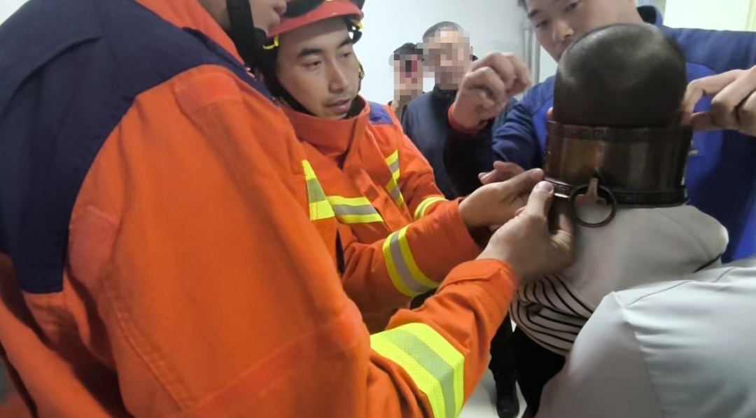 又双叒叕卡了！火锅底座成“紧箍咒”，消防员一招解围