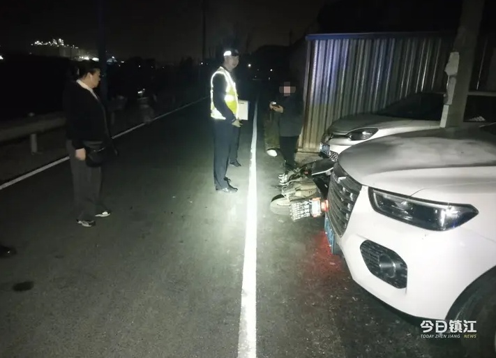 镇江曹某无证驾驶，撞人后逃逸！