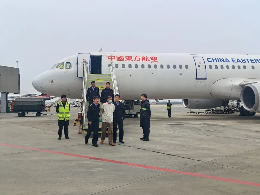 王某某向银行骗贷1.04亿元，潜逃境外近十年，今日被押解回国