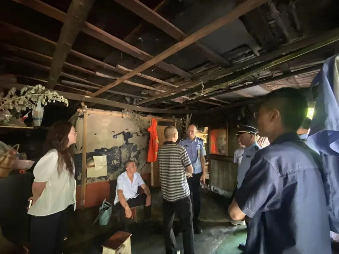 二十年前送他入狱，二十年后帮他“重生”