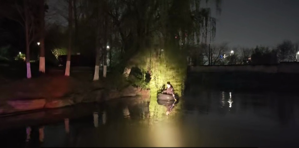 河道里发现有人坐在轮胎上捕鱼，赶紧举报！