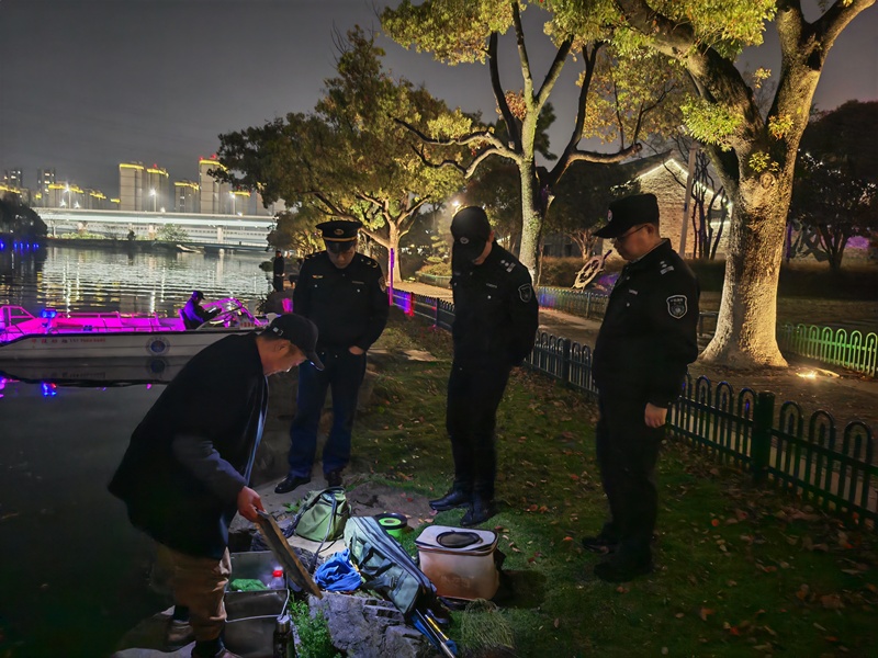 河道里发现有人坐在轮胎上捕鱼，赶紧举报！