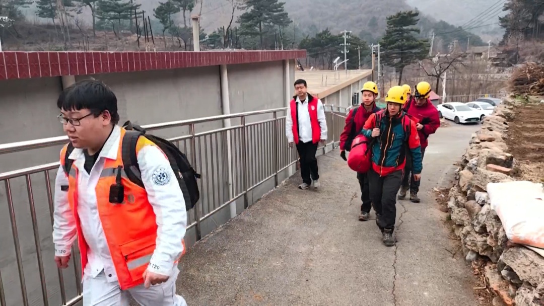 北京突发：女子爬野长城 跌落10米摔伤