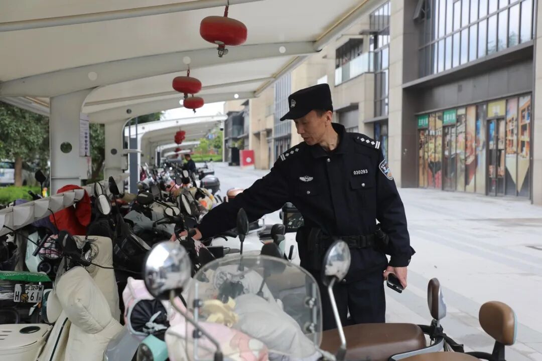 二十年前送他入狱，二十年后帮他“重生”