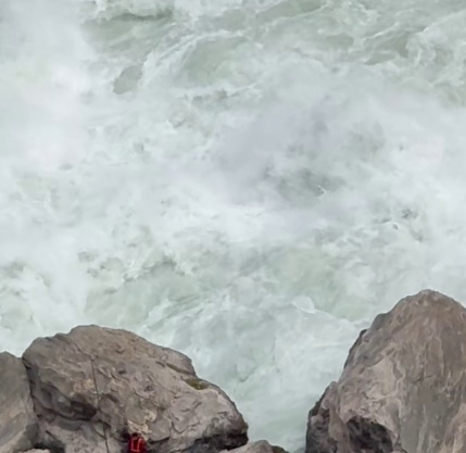 云南虎跳峡“发疯石”男子坠江身亡，救援细节披露