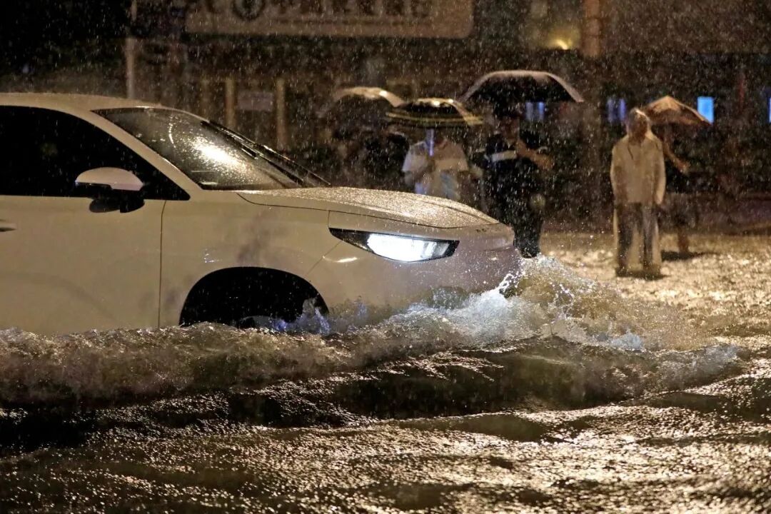 暴雨+8级大风！深圳天气将“大翻脸”，清明假期又要“泡汤”……