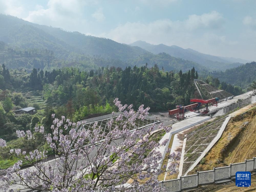 西渝高铁康渝段站前七标架梁施工完成