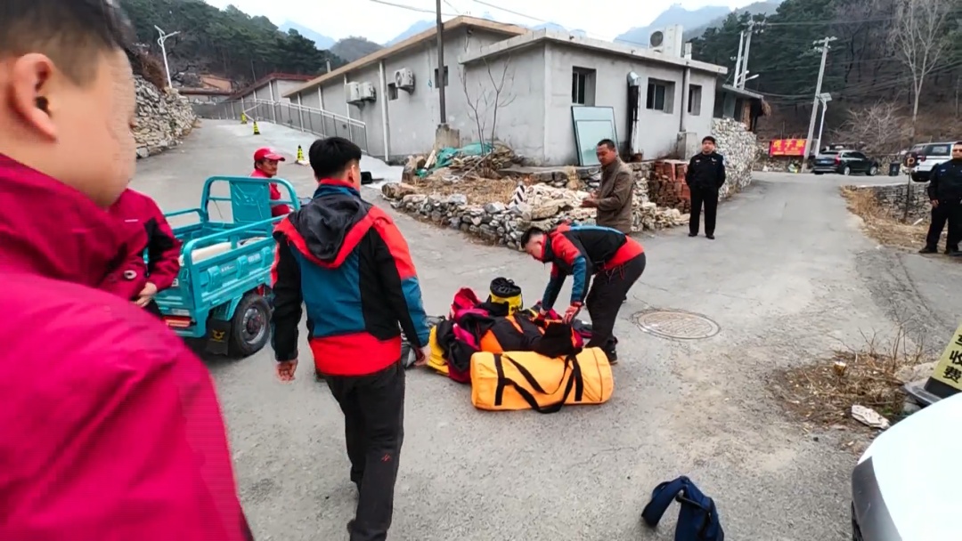 北京突发：女子爬野长城 跌落10米摔伤