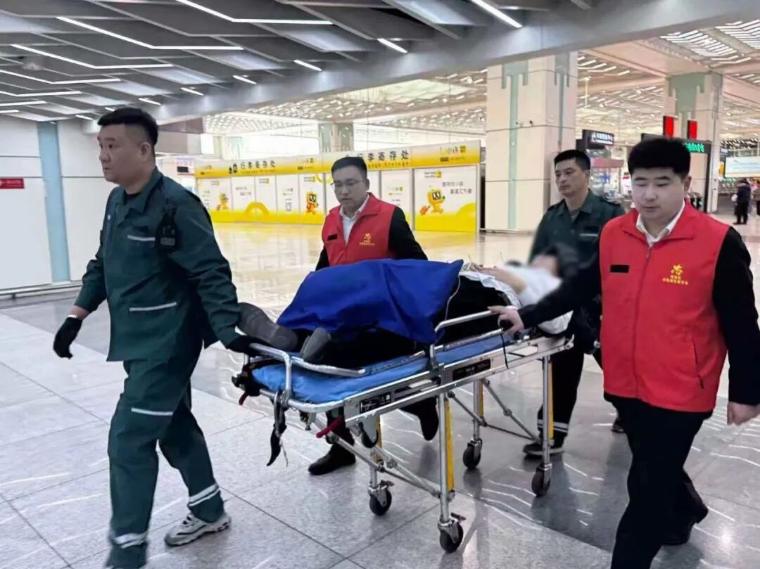 生死竞速10分钟！旅客突发心梗，哈尔滨西站高效救助转危为安