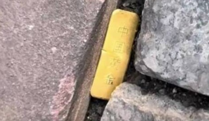 11岁男孩上学路上捡到50g金条!“用牙咬了下,确认是黄金”,用电话手表报警…… 11岁男孩上学路上捡到50g金条!“用牙咬了下,确认是黄金”,用电话手表报警……