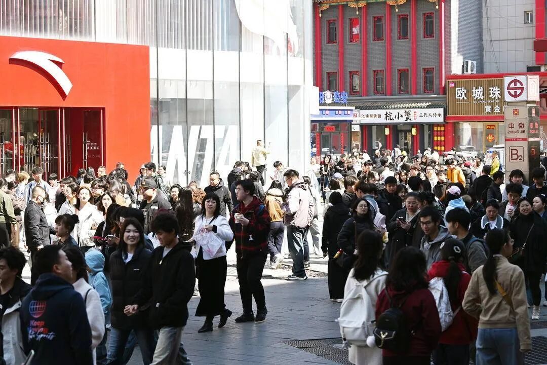 假期首日,沈阳中街人从众! 假期首日,沈阳中街人从众!