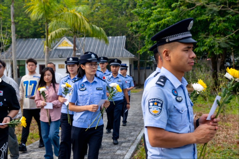 “愿这些空白墓碑,不再刻上碑文” “愿这些空白墓碑,不再刻上碑文”
