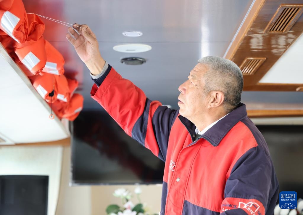 海葬“摆渡人”