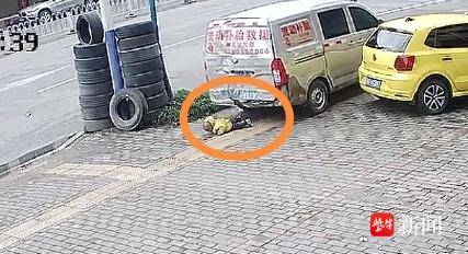 男子开车不慎把1岁儿子卷入车底，所幸无大碍！存视觉盲区，起步前应绕车一周
