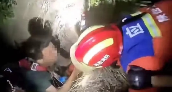 夜归路上身后突然冲出一物,下一秒,她躺在2米深渠里动弹不得...... 夜归路上身后突然冲出一物,下一秒,她躺在2米深渠里动弹不得......