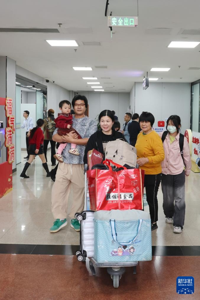 福建泉金客运码头迎来清明节两岸人员往来高峰