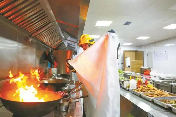 一摸满手刺,灭火毯这么“渣”? 消防员:你搞错了! 一摸满手刺,灭火毯这么“渣”? 消防员:你搞错了!