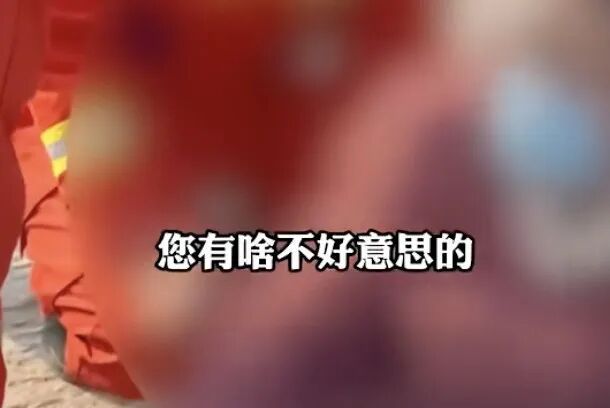 一女子爬山扭到脚,因思想保守不愿让男消防员搀扶下山,最终被5名消防员用担架抬下山 一女子爬山扭到脚,因思想保守不愿让男消防员搀扶下山,最终被5名消防员用担架抬下山