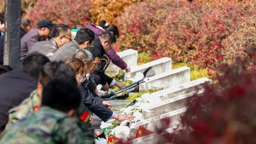 “我不愿意!”上海女子离婚后发现,名字被刻在前婆婆墓碑上……前夫:母亲遗愿 “我不愿意!”上海女子离婚后发现,名字被刻在前婆婆墓碑上……前夫:母亲遗愿