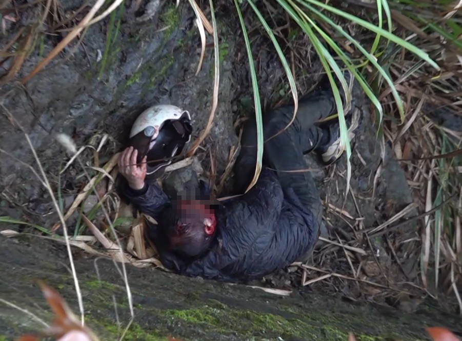 夜归路上身后突然冲出一物,下一秒,她躺在2米深渠里动弹不得...... 夜归路上身后突然冲出一物,下一秒,她躺在2米深渠里动弹不得......