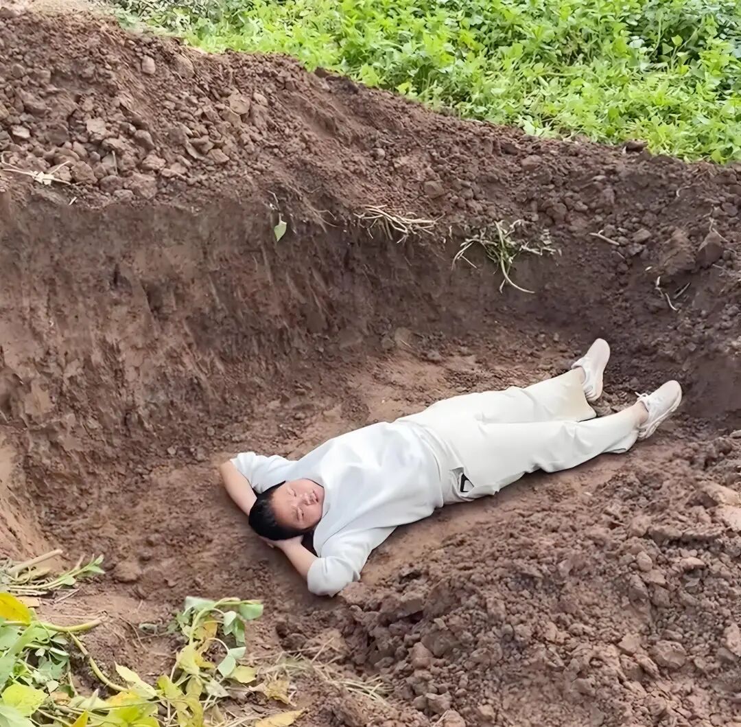 她曾自己准备“身后事”:在老家小山坡挖了一个坑躺了下去,如今迎来了转机 她曾自己准备“身后事”:在老家小山坡挖了一个坑躺了下去,如今迎来了转机