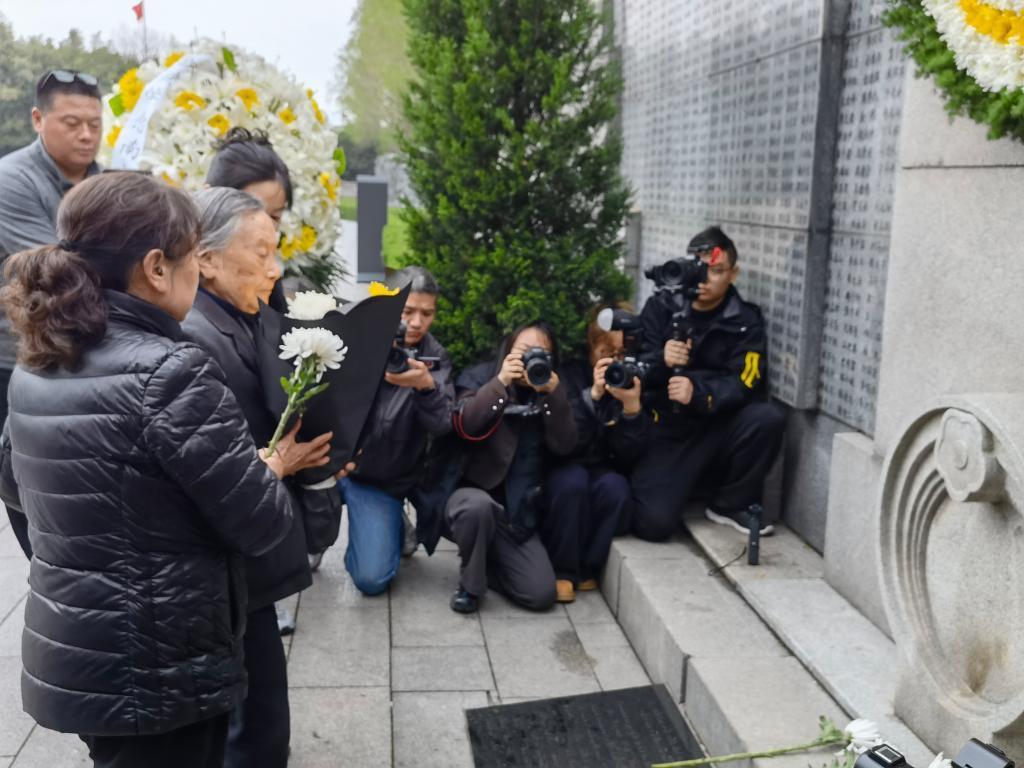 南京大屠杀死难者遗属举行清明祭 幸存者仅剩21人 南京大屠杀死难者遗属举行清明祭 幸存者仅剩21人