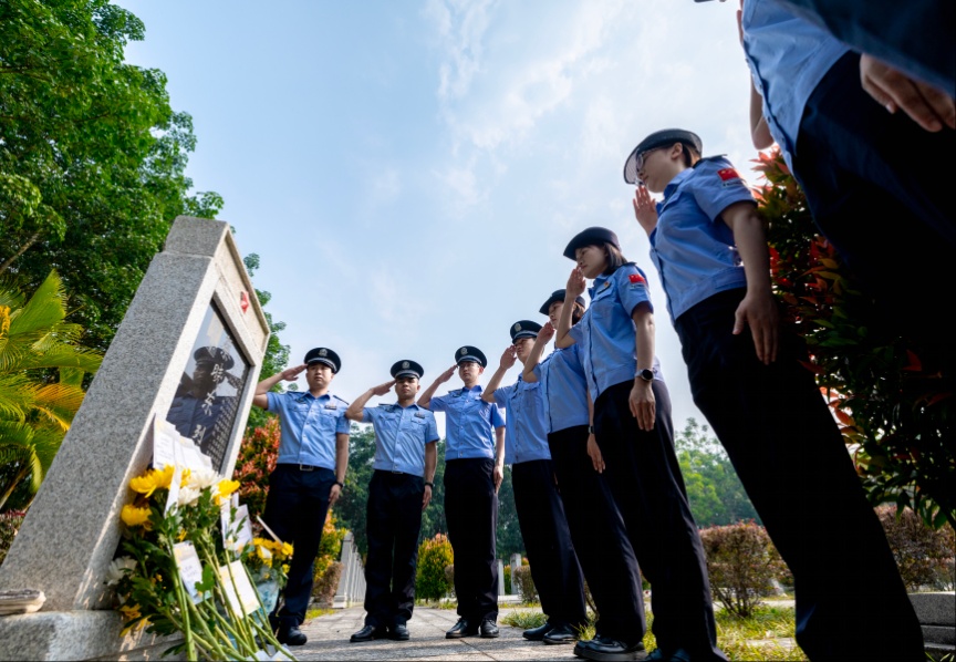 “愿这些空白墓碑,不再刻上碑文” “愿这些空白墓碑,不再刻上碑文”