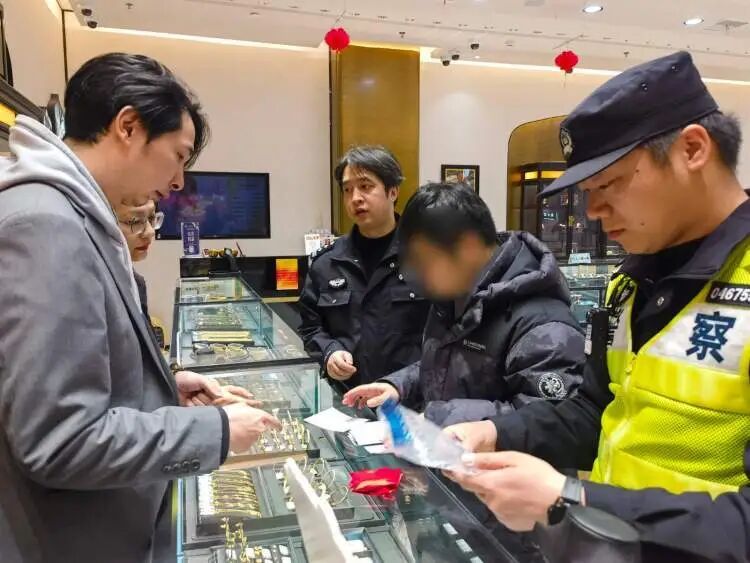 910克黄金已打包,就差最后一步……民警紧急“拦下” 910克黄金已打包,就差最后一步……民警紧急“拦下”